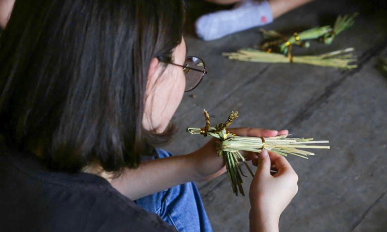 Les jouets en forme de buffle et de cheval sont rapidement créés. Photo : toquoc.vn Les jouets en forme de buffle et de cheval sont rapidement créés. Photo : toquoc.vn