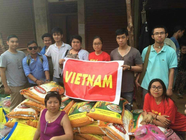 Mme Vo Thi Kim Cuong a organisé de nombreux groupes caritatifs en 2015 après le terrible tremblement de terre. Photo fournie par Vo Thi Cuong Mme Vo Thi Kim Cuong a organisé de nombreux groupes caritatifs en 2015 après le terrible tremblement de terre. Photo fournie par Vo Thi Cuong
