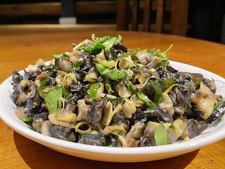 Les escargots de roche sont l'une des spécialités des montagnes entourant le lac Ba Bê. Photo : hanoimoi.vn Les escargots de roche sont l'une des spécialités des montagnes entourant le lac Ba Bê. Photo : hanoimoi.vn