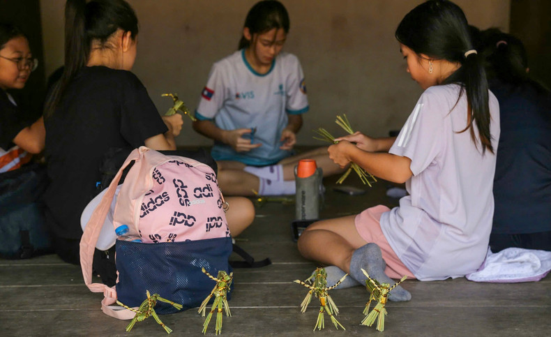 Les tiges de riz sont utilisées pour créer différentes parties telles que les cornes de buffle, la tête, la crinière du cheval... Photo : toquoc.vn Les tiges de riz sont utilisées pour créer différentes parties telles que les cornes de buffle, la tête, la crinière du cheval... Photo : toquoc.vn