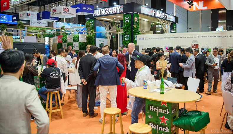 Les stands à l'Exposition de l'économie verte ont attiré des milliers de participants. Photo : congthuong.vn Les stands à l'Exposition de l'économie verte ont attiré des milliers de participants. Photo : congthuong.vn