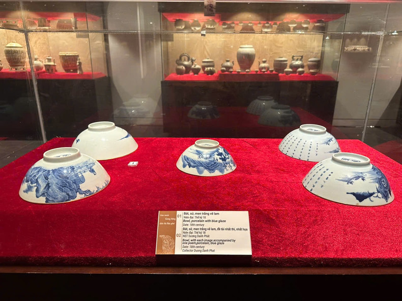 Ensemble de bols en porcelaine à glaçure blanche décorée de bleu du XVIIIe siècle. Photo : Hoàng Lân/hanoimoi.vn