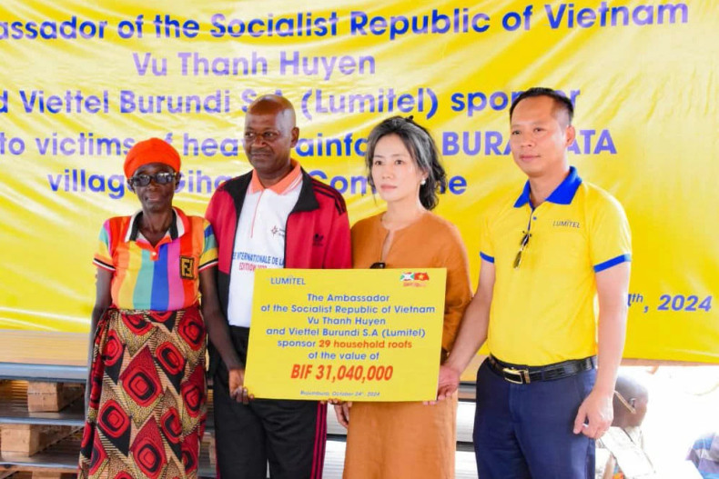 L'Ambassadrice Vu Thanh Huyên visite l'orphelinat Nezerwa, Burumbuja. Photo : baoquocte.vn