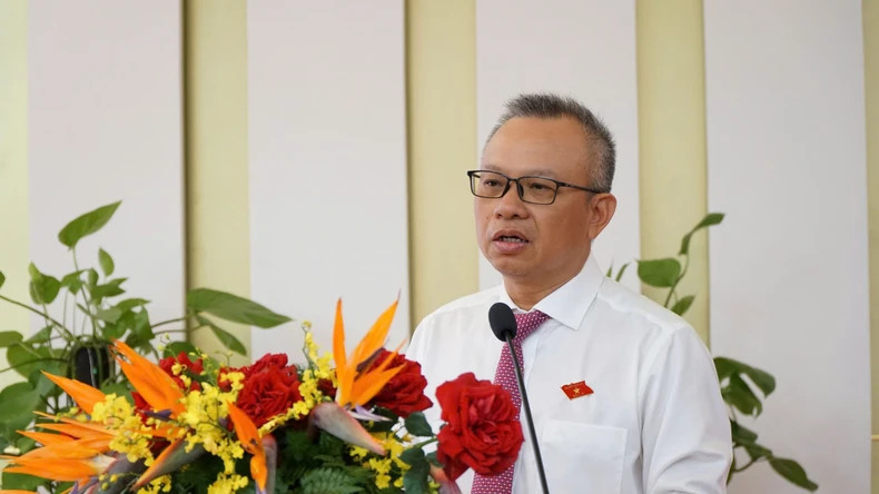 Le vice-président de la Commission des relations extérieures de l’AN, Nguyên Manh Tiên, prend la parole lors du séminaire. Photo : nhandan.vn