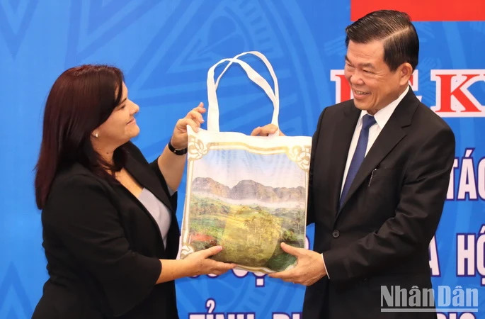 La première secrétaire de la province de Pinar del Rio, Yamilé Ramos Cordero, a remis un cadeau au secrétaire du comité provincial du Parti de Dông Nai, Nguyên Hông Linh. Photo : nhandan.vn La première secrétaire de la province de Pinar del Rio, Yamilé Ramos Cordero, a remis un cadeau au secrétaire du comité provincial du Parti de Dông Nai, Nguyên Hông Linh. Photo : nhandan.vn