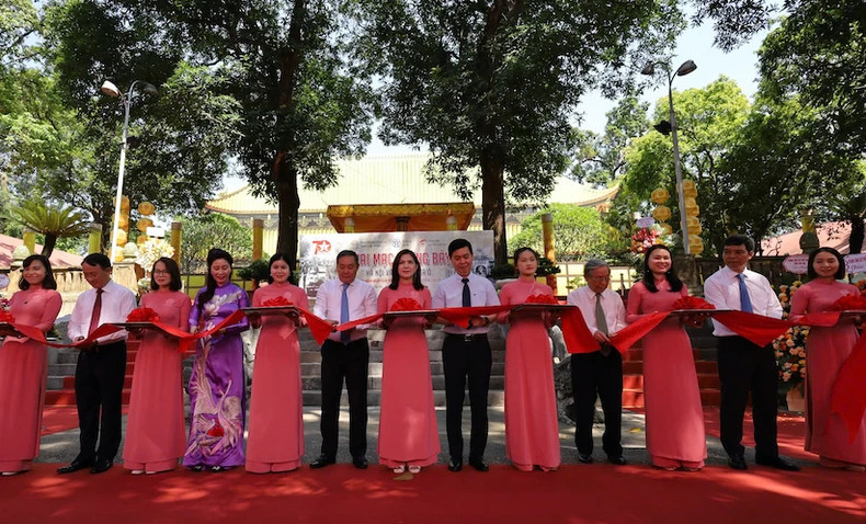 Le vernissage de l'exposition sur les portes de Hanoi. Photo : nhandan.vn Le vernissage de l'exposition sur les portes de Hanoi. Photo : nhandan.vn