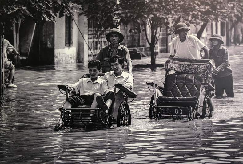 L'œuvre « cyclo-pousse dans le vieux quartier inondé de Hanoi » (en 1998). Photo : Andy Soloman. L'œuvre « cyclo-pousse dans le vieux quartier inondé de Hanoi » (en 1998). Photo : Andy Soloman.