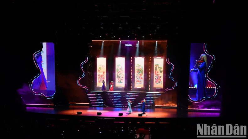 De chaque côté, des lumières rappelant la courbe du corps d’un violon et ressemblant à celle d’une femme pleine de charme. Photo : nhandan.vn De chaque côté, des lumières rappelant la courbe du corps d’un violon et ressemblant à celle d’une femme pleine de charme. Photo : nhandan.vn