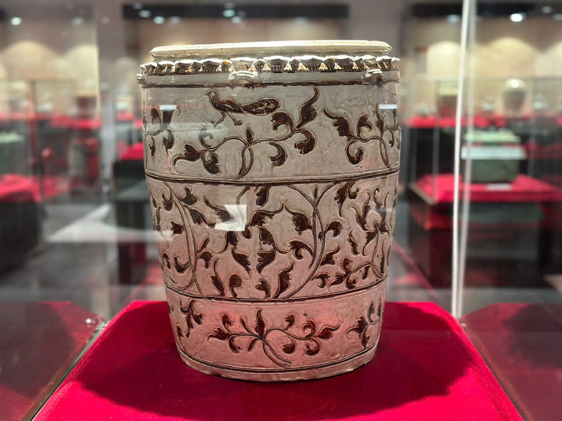 Jarre en céramique à glaçure brune en relief du XIIe - XIIIe siècles. Photo : Hoàng Lân/hanoimoi.vn