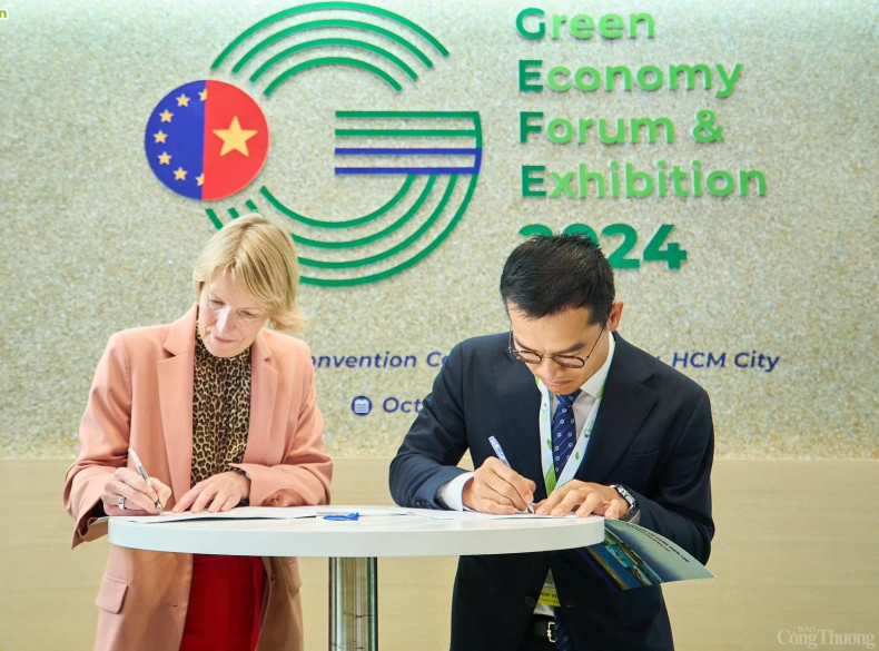 Plusieurs entreprises vietnamiennes et européennes ont signé des accords de coopération. Photo : congthuong.vn Plusieurs entreprises vietnamiennes et européennes ont signé des accords de coopération. Photo : congthuong.vn