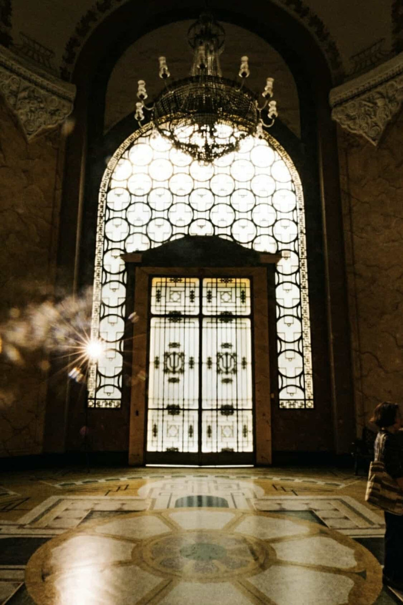 La beauté de l'architecture classique à l'intérieur et à l'extérieur du bâtiment est encore préservée presque intacte. Photo : hanoimoi.vn