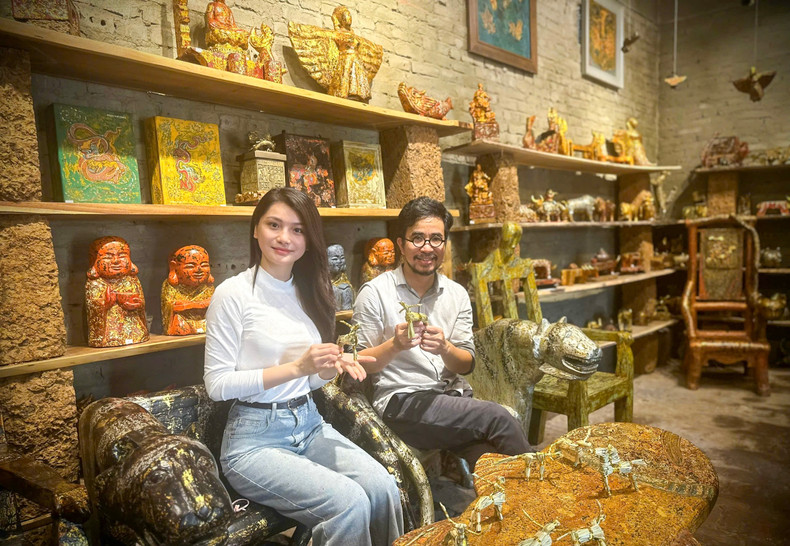 Les tiges de riz sont utilisées pour créer différentes parties telles que les cornes de buffle, la tête, la crinière du cheval... Photo : toquoc.vn Les tiges de riz sont utilisées pour créer différentes parties telles que les cornes de buffle, la tête, la crinière du cheval... Photo : toquoc.vn