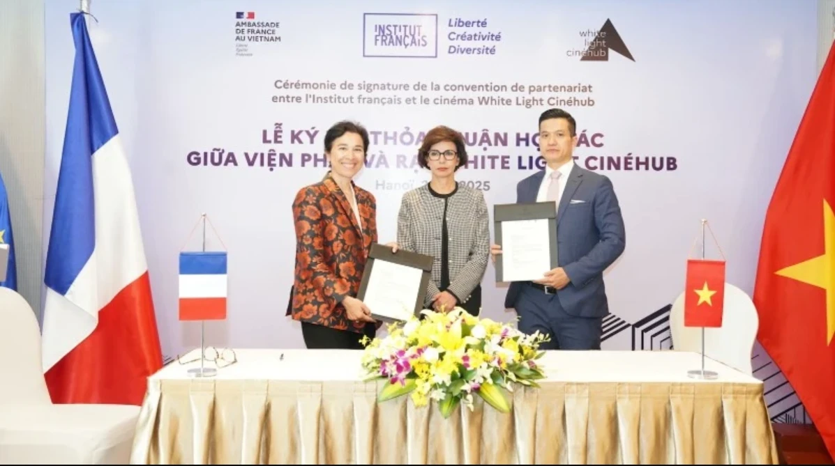 Lors de la cérémonie de signature d'un protocole d'accord entre White Light Cinéhub et l'Institut français. Photo : NDEL.