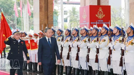 Le secrétaire général du Parti, To Lam, passe en revue la garde d'honneur de la Marine populaire vietnamienne lors de la cérémonie qui s'est déroulée dans la ville de Hai Phong le 28 février. (Photo : VNA)