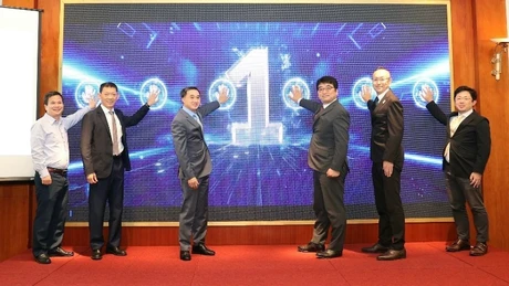 Les délégués appuient sur le bouton symbolisant le lancement officiel du projet de télémédecine. Photo : JICA.