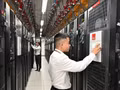 La particularité du Centre Hoa Lac 2 réside dans le fait que l’ensemble du processus d’évaluation est réalisé sur des GPU Nvidia H200 en exploitation réelle. Photo : Saigontimes.