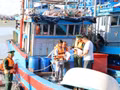 Des responsables du poste de garde-frontière de Ca Na et du Comité de gestion du port de pêche de Ca Na (Khanh Hoa) inspectent les documents relatifs aux navires de pêche et aux pêcheurs. Photo : VNA.