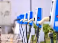 Des bornes de recharge VinFast ont été installées dans l’enceinte de la résidence CT1 de l’Hôpital 103 afin de répondre aux besoins des habitants. Photo : VNA.