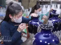 Techniques de façonnage exceptionnelles sur les céramiques de Bat Trang, témoignant du talent des artisans. Photo : VNA.