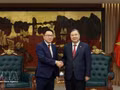 Le vice-Premier ministre permanent Pham Gia Tuc (à droite) serre la main du ministre lao de l’Agriculture et de l’Environnement, Linkham Douangsavanh, à Hanoi, le 14 juillet. Photo : VNA.