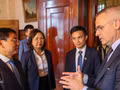 Le vice-Premier ministre Nguyen Van Thang (à gauche) et le directeur général d'Euronext Amsterdam, René van Vlerken. Photo : VNA.