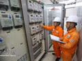 Vérification du système de coupure et de commutation électrique avant les opérations de maintenance à la sous-station électrique de 110 kV de la zone industrielle WHA, dans la commune de Trung Loc. Photo : VNA.