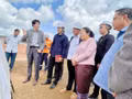 La vice-présidente de l’Assemblée nationale, du Laos, Sounthone Xayachak, sur le chantier du projet de complexe minier de bauxite et de traitement d’alumine de Dakcheung. Photo : VNA.