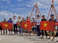 Le Commandement de la 4e Région des Garde-côtes du Vietnam, en coordination avec la commune de Ganh Hao, organise une activité de proximité dans le cadre du programme « Les garde-côtes aux côtés des pêcheurs » afin de sensibiliser à la lutte contre la pêche INN. Photo : VNA.