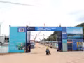 Au sein du complexe comprenant le Centre de conférences, le Centre d’expositions et le Théâtre polyvalent de l’APEC, qui s’étend sur près de 16 hectares, des milliers d’ingénieurs et d’ouvriers travaillent sans relâche. Ce projet phare de l’APEC 2027 à Phu Quoc représente un investissement d’environ 21.860 milliards de dôngs. Il comprend un Centre de conférences et d’expositions de 6.500 places, un Théâtre polyvalent de 4.000 places ainsi qu’un Parc de l’APEC.