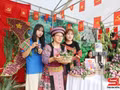Thao Thi Khua (au centre), du hameau de Lao Kho 1, commune de Phieng Khoai, présente des produits agricoles locaux en direct sur les plateformes numériques. Photo : baosonla.