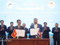 Des représentants de la province de Stoeng Treng et de la société par actions Phu Tai (province de Gia Lai) ont signé un protocole d'accord portant sur l'étude des investissements dans la plantation de grandes forêts d'arbres. Photo : VNA.