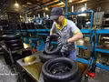 La production de pneus de moto a lieu dans l'usine de CAMEL Vietnam Rubber Co., Ltd., une entreprise détenue à 100 % par des capitaux thaïlandais et située dans la zone économique de la porte frontalière internationale de Lao Bao, dans la province de Quang Tri. (Photo : VNA)