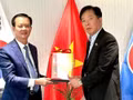 L’ambassadeur Vu Ho (à droite) et le vice-président permanent du Comité populaire de la province de Ha Tinh, Tran Bau Ha.