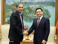 Le vice-Premier ministre Nguyen Van Thang et Krisha Srinivasan, directeur du département Asie et Pacifique du Fonds monétaire international (FMI). Photo: VNA