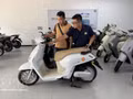 Un client se renseigne sur des motos électriques dans un magasin de motos à Cân Tho (au Sud du Vietnam). Photo : VNA.