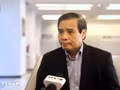 Vu Minh Khuong, de l’École de politique publique Lee Kuan Yew, répond à une interview de l'Agence vietnamienne d'information. Photo: VNA