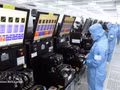 Chaîne de production de modules de caméras et de composants électroniques destinés à l’exportation à l’usine de la société MCNEX VINA (à 100 % de capitaux sud-coréens), située dans la zone industrielle de Phuc Son, province de Ninh Binh. Photo : VNA.