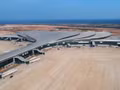 Les travaux de l'aire de stationnement des aéronefs et de la structure principale du terminal passagers de l'aéroport international de Long Thanh sont quasiment achevés. Photo : VNA.