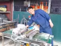 Pham Van Hat pose aux côtés de son célèbre produit, le "robot semeur". Photo : sggp.org.vn
