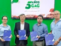 L’ambassadeur Le Quang Long (deuxième à partir de la gauche) à la cérémonie de remise du premier lot de riz produit à Cuba. Photo: ambassade du Vietnam à Cuba