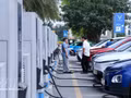 Des habitants rechargent leurs véhicules à une borne de recharge dans une zone urbaine de l'ouest de Hanoï, illustrant la demande croissante en énergies vertes. Photo: VNA