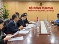 La réunion entre le vice-ministre vietnamien de l’Industrie et du Commerce, Truong Thanh Hoai, et Daouda Bitié, ambassadeur du Burkina Faso en Chine, également accrédité au Vietnam. Photo : VNA.