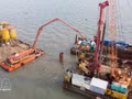 Des ingénieurs et ouvriers travaillent sur le chantier du projet de liaison vers l’île de Hon Khoai. Photo : VNA.