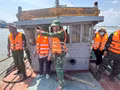 Les forces compétentes de Hô Chi Minh-Ville surveillent strictement les navires de pêche ne remplissant pas les conditions requises pour prendre la mer. Photo : VNA/CVN.