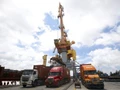 Les camions transportent des marchandises à l'exportation au port de Tan Vu, à Hai Phong. Photo : VNA.