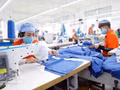 Les produits textiles vietnamiens sont actuellement présents sur 138 marchés dans le monde. Les États-Unis demeurent le principal débouché, avec un chiffre d’affaires estimé à plus de 18 milliards de dollars, en hausse d’environ 10 %. Photo : VNA.