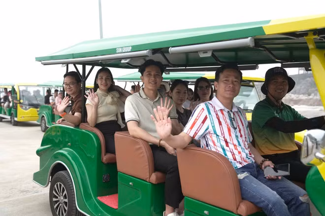 Depuis le 18 avril, ce service a pour objectif d'acheminer les touristes de la station de téléphérique de Phu Long vers la baie centrale de Xanh Island, sur l'île de Cat Ba, dans la ville de Hai Phong, au nord du pays. Photo: Sun Group