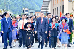 Le Premier ministre Le Minh Hung et des enseignants, élèves de l'internat multi-niveaux de Muong Khuong dans la province de Lao Cai. Photo : NDEL.
