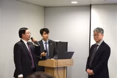 Le vice-Premier ministre Ho Quoc Dung s'entretient avec les dirigeants du Centre d'intelligence artificielle du groupe SK. Photo : VNA.