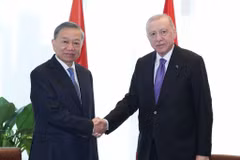 Le SG du PCV et président To Lam (gauche) et le président turc Recep Tayyip Erdogan, le 21 septembre à New York. Photo : VNA. 